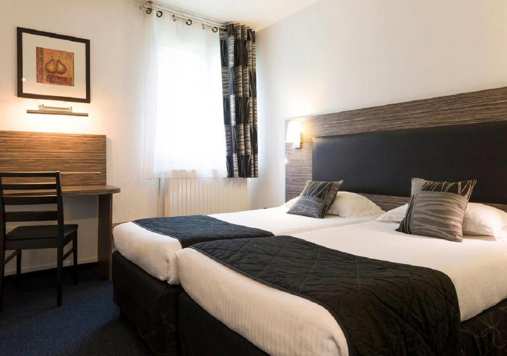 Postel nebo postele na pokoji v ubytování The Originals City Hôtel, Aéroport Beauvais