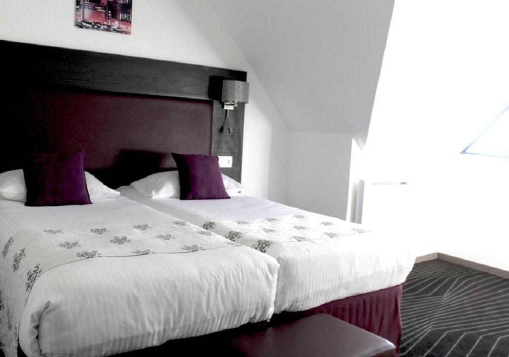 Postel nebo postele na pokoji v ubytování The Originals City Hôtel, Aéroport Beauvais