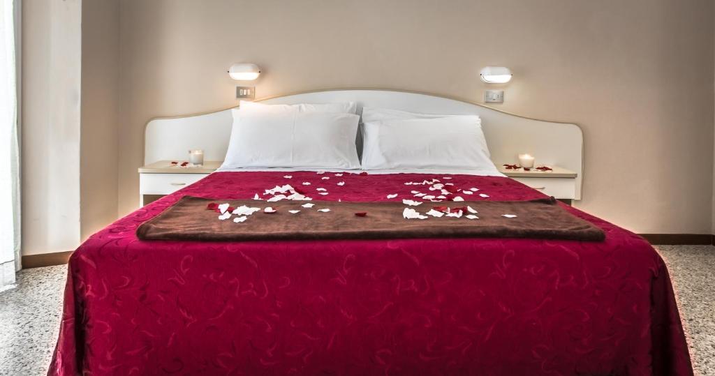 Postel nebo postele na pokoji v ubytování Hotel London