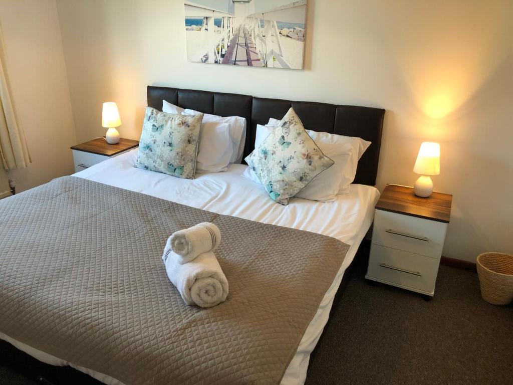 a bedroom with a bed with towels on it at Chester Cottage in Frodingham