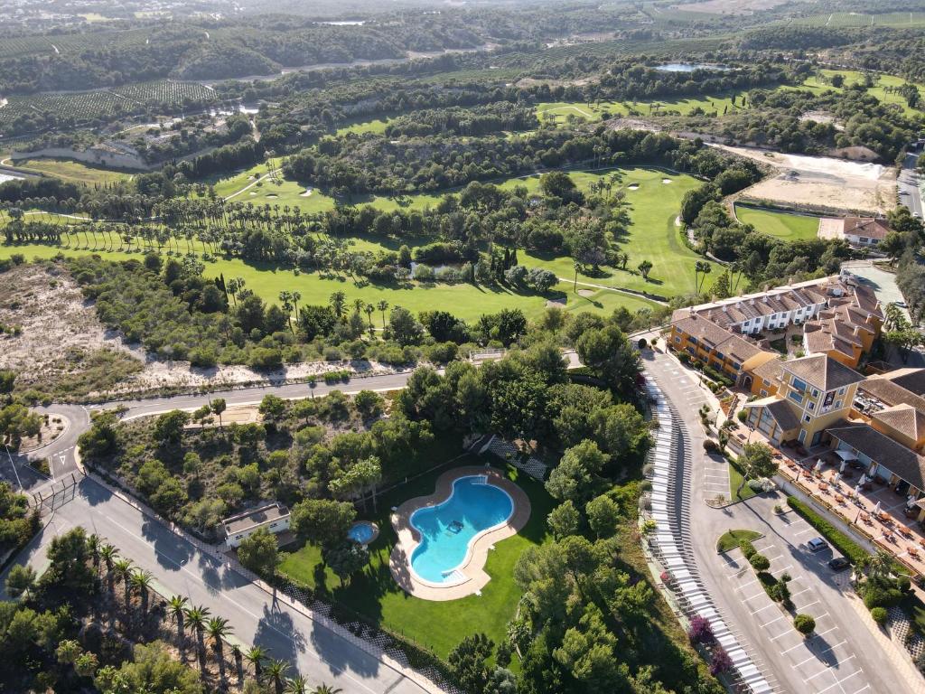 Una vista aérea del complejo con piscina. en Apartamentos Lomas De Campoamor, en Campoamor