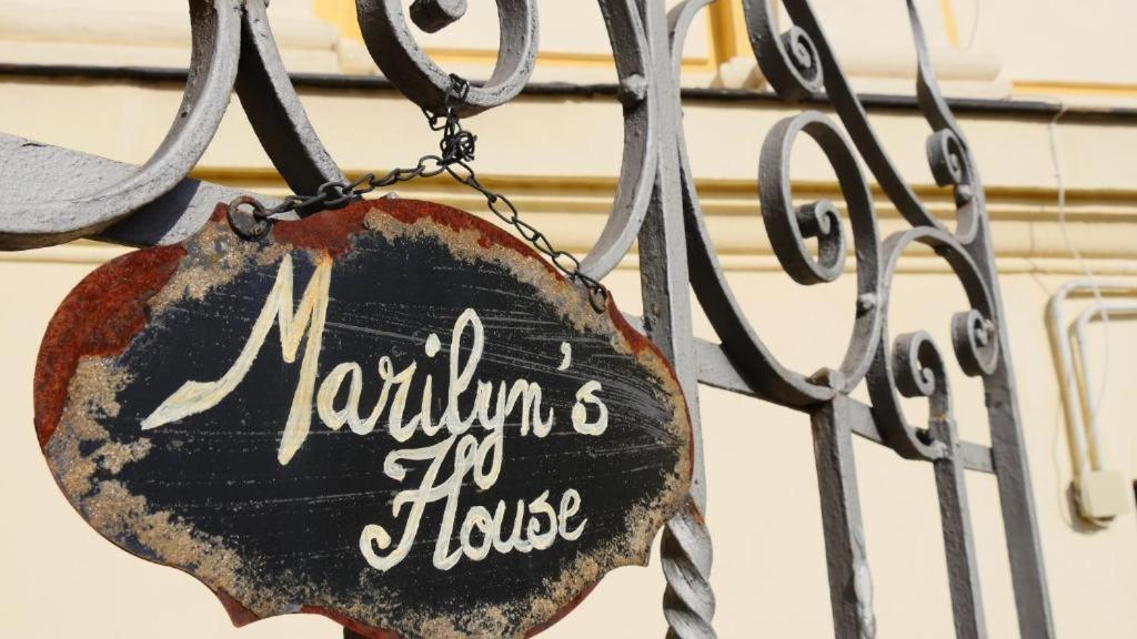 een bord hangend aan een smeedijzeren hek bij Marilyn's House 2 in Frascati