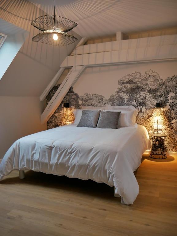 um quarto com uma grande cama branca e 2 candeeiros em KastellRen - Maison d'hôtes em Rennes