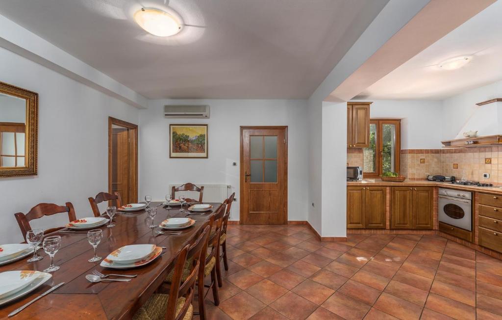Kuchyň nebo kuchyňský kout v ubytování Villa Ana Vlakovo