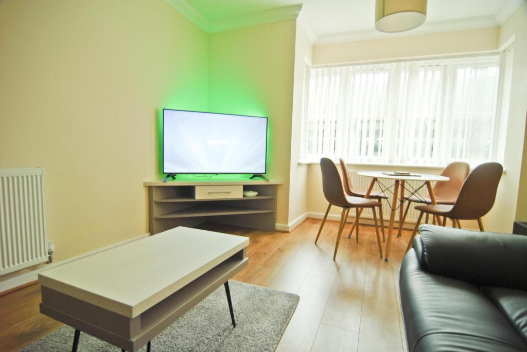 OYO Room and Roof Southampton Serviced Apartments