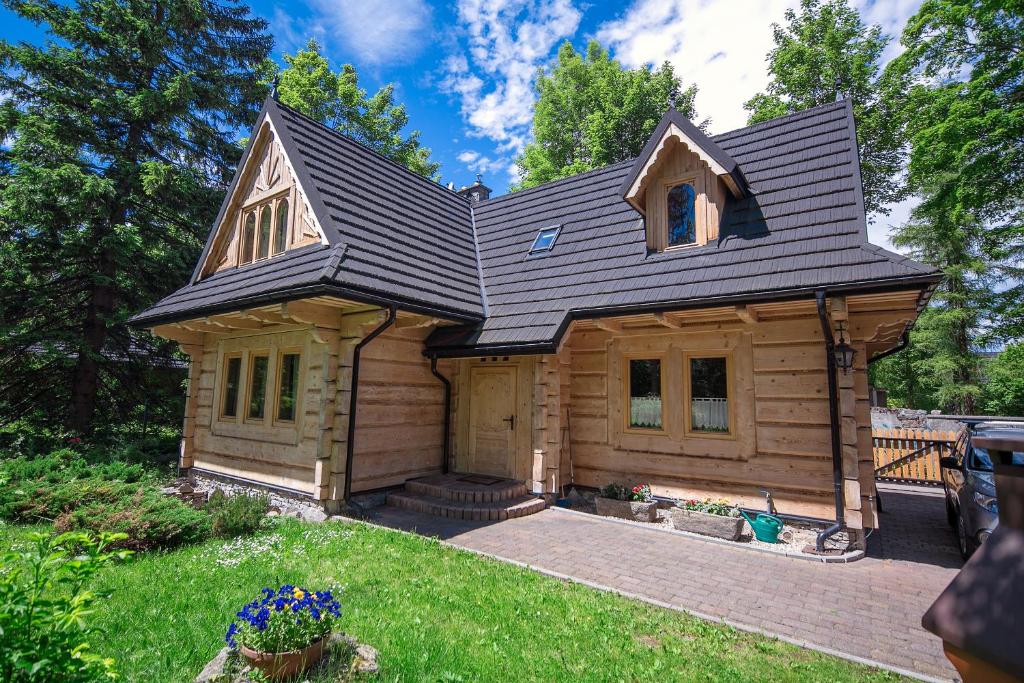 a wooden house with a gambrel roof at Domek regionalny Akwarela centrum sauna in Zakopane