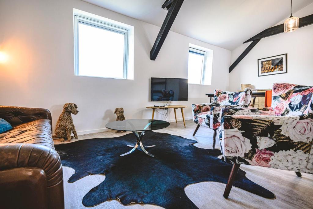 un salon avec deux canapés et une télévision dans l'établissement SAINT JACQUES - Logement Climatisé en Centre Ville, à Reims