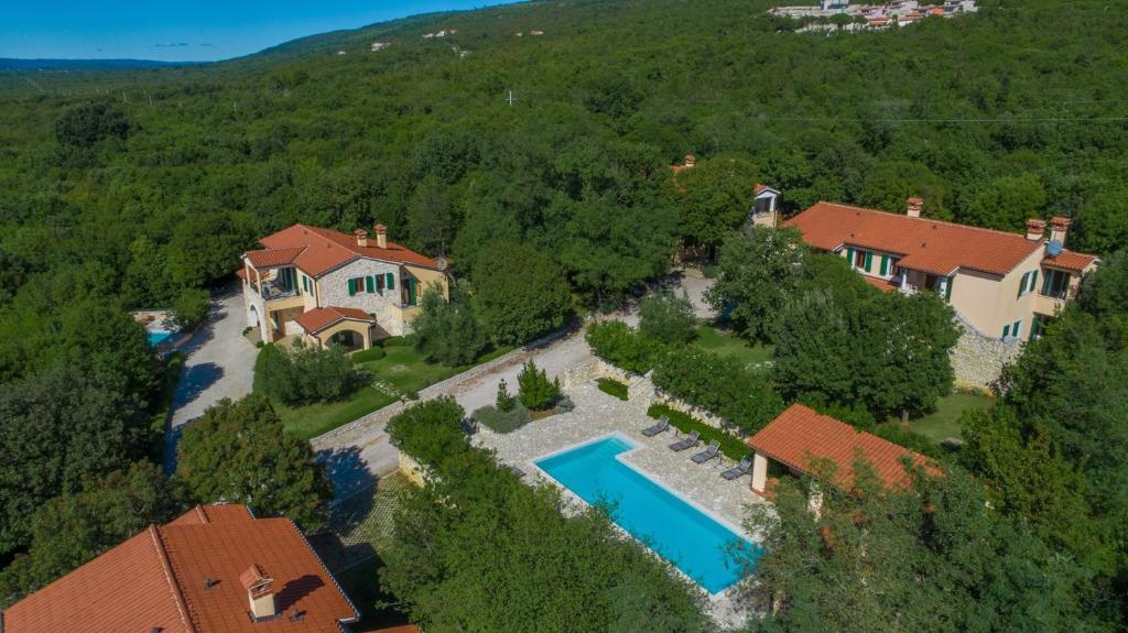 een luchtzicht op een huis met een zwembad bij Villa Ana Vlakovo in Koromačno