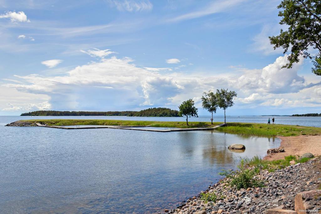 une petite île au milieu d'une masse d'eau dans l'établissement First Camp Mörudden-Karlstad, à Gunnarskär