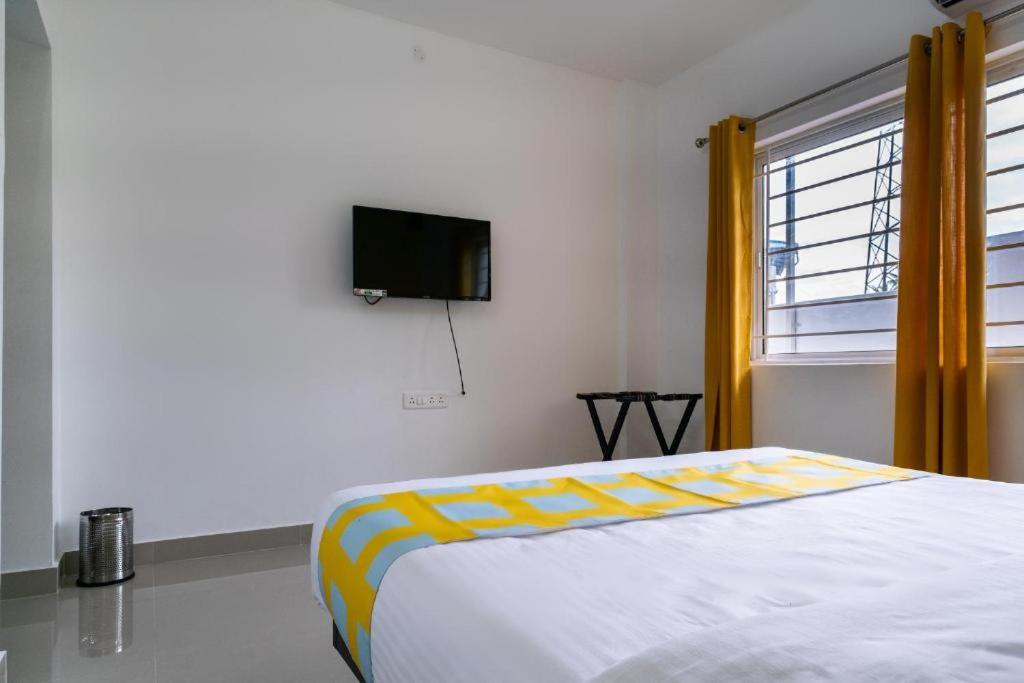 Postel nebo postele na pokoji v ubytování Flamingo Suites