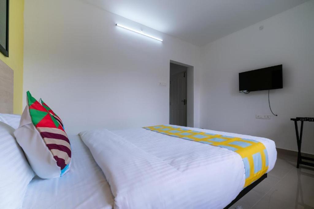 Postel nebo postele na pokoji v ubytování Flamingo Suites