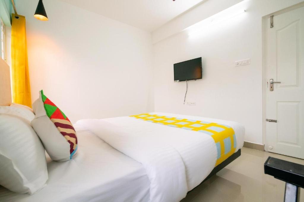 Postel nebo postele na pokoji v ubytování Flamingo Suites