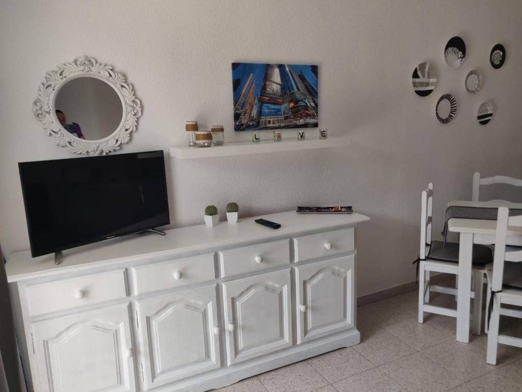 Televízia a/alebo spoločenská miestnosť v ubytovaní Apartamento La Tortuga de Fuerteventura