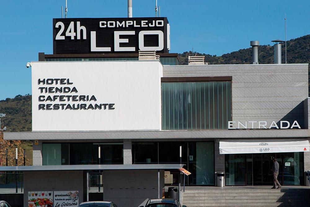 un edificio con un cartel en la parte superior en Complejo Leo 24H, en Monesterio