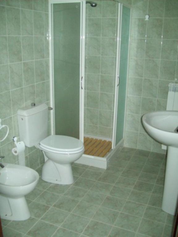 e bagno con servizi igienici, doccia e lavandino. di B&B La Posada Stintino a Stintino