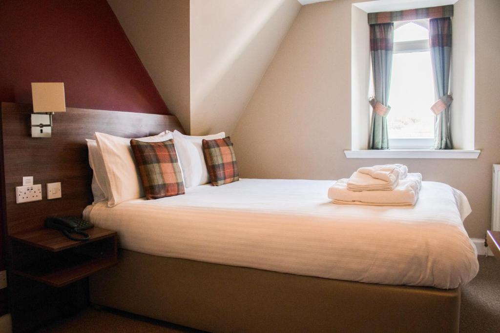 Postel nebo postele na pokoji v ubytování The Portree Hotel