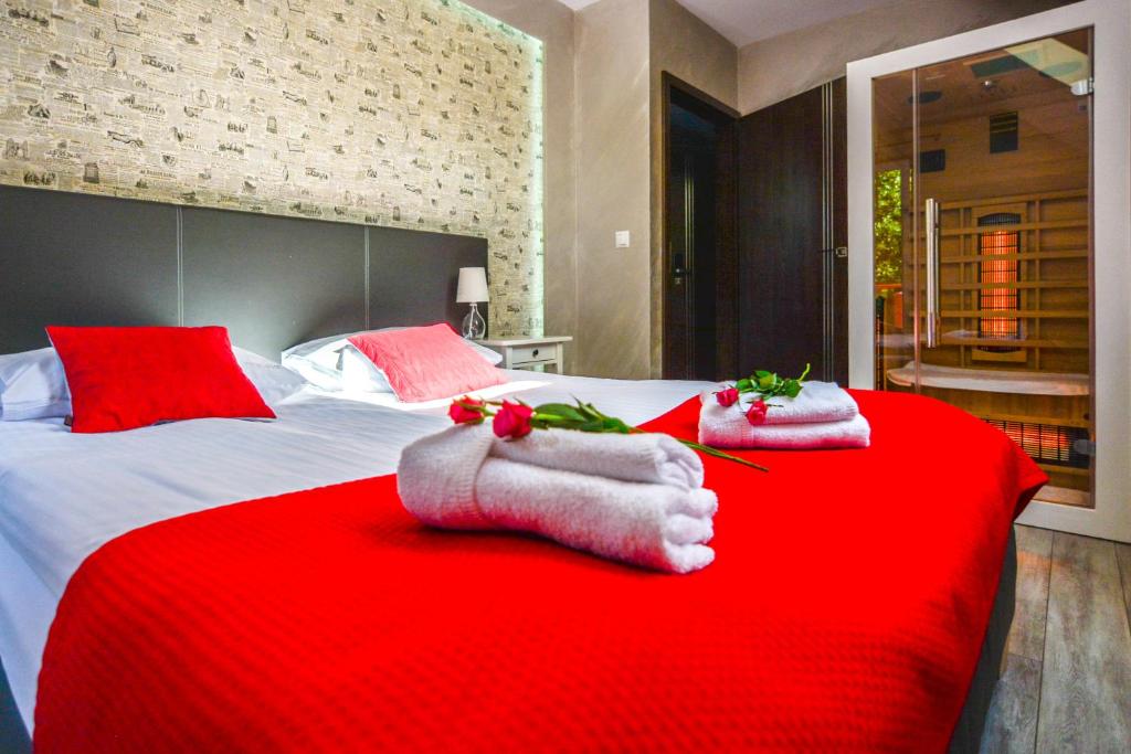 Posteľ alebo postele v izbe v ubytovaní Apartamenty hoteLOVE z sauną