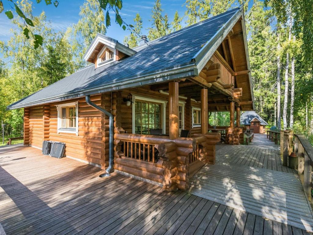 een blokhut met een groot terras bij Holiday Home Koivuranta by Interhome in Jämijärvi