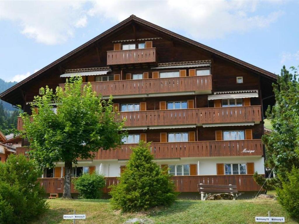 een groot gebouw met balkons aan de zijkant bij Apartment Monique Nr- 14 by Interhome in Gstaad