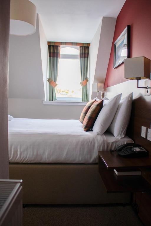 Postel nebo postele na pokoji v ubytování The Portree Hotel