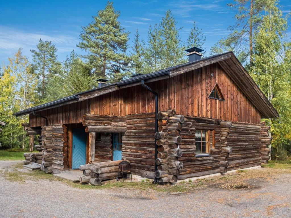 LahdenperäにあるHoliday Home Vuokatinportti b4 by Interhomeの森の丸太小屋