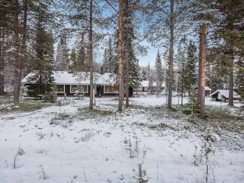une maison dans les bois dans la neige dans l'établissement Holiday Home Harpan maja-mesimarja by Interhome, à Äkäslompolo