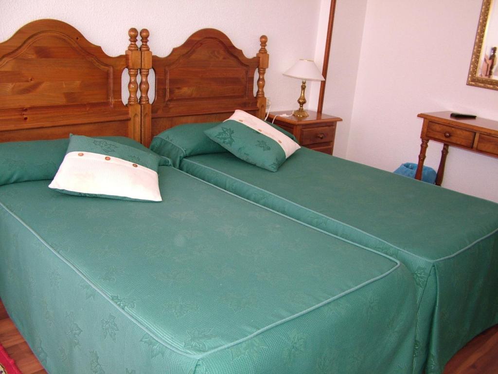 A bed or beds in a room at Hostal El Botero