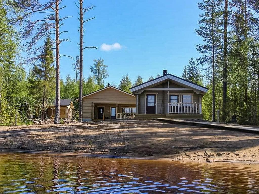 una casa en la orilla de un cuerpo de agua en Holiday Home Villa mari by Interhome, en Pertunmaa