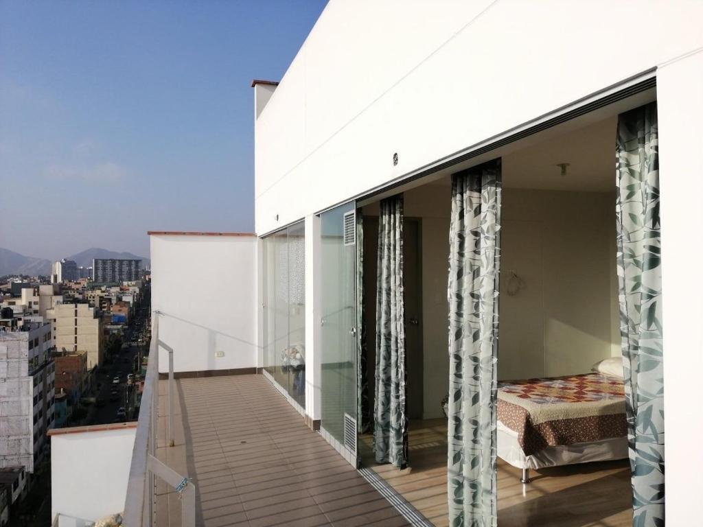 a balcony with a view of a city at ACÉRCATE Aparts & Parking - BREÑA in Lima