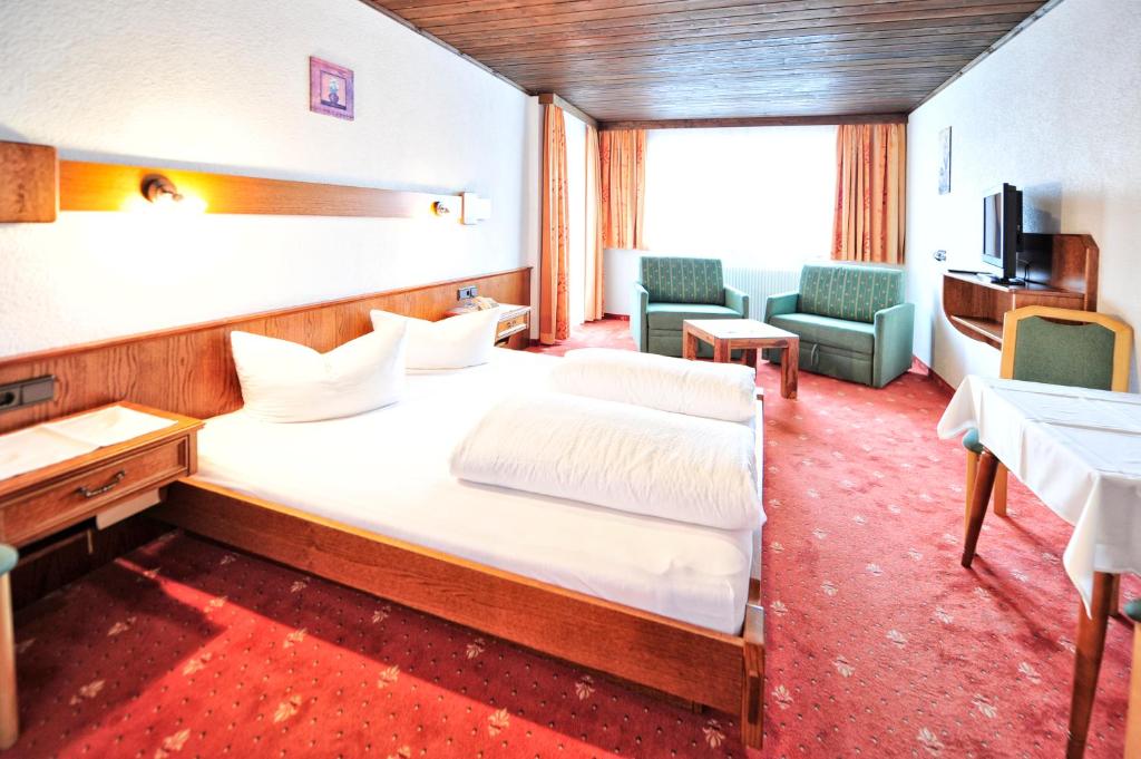Postel nebo postele na pokoji v ubytování Hotel Galtürerhof inklusive Silvrettacard Premium