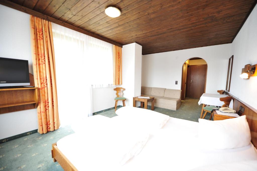 Postel nebo postele na pokoji v ubytování Hotel Galtürerhof inklusive Silvrettacard Premium