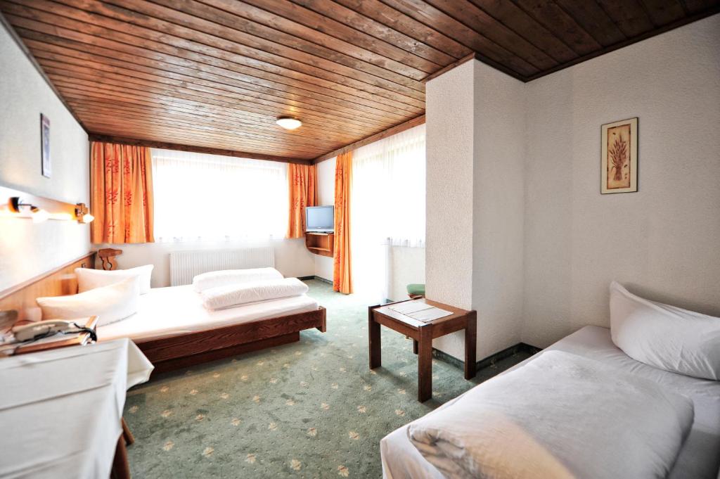 Postel nebo postele na pokoji v ubytování Hotel Galtürerhof inklusive Silvrettacard Premium