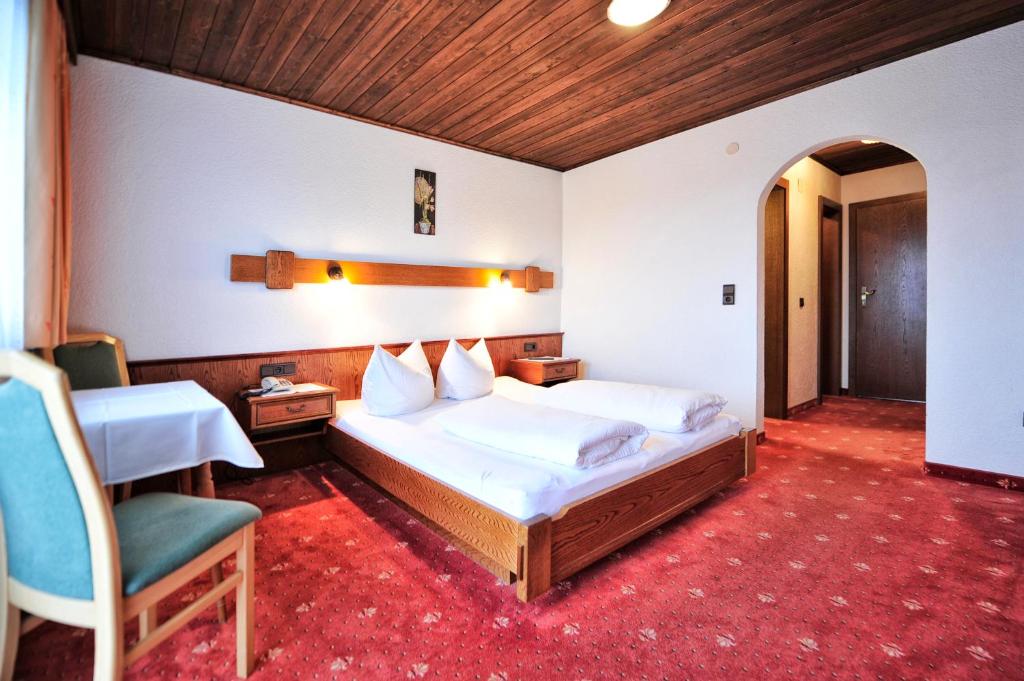 Postel nebo postele na pokoji v ubytování Hotel Galtürerhof inklusive Silvrettacard Premium