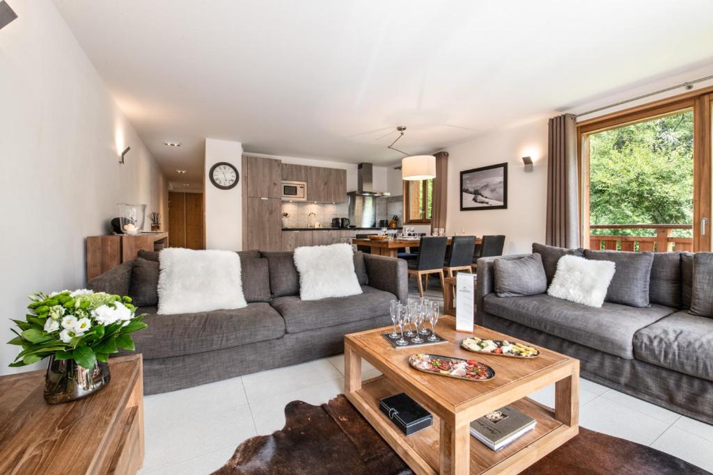 sala de estar con sofá y mesa en K2 by Alpine Residences, en Les Gets
