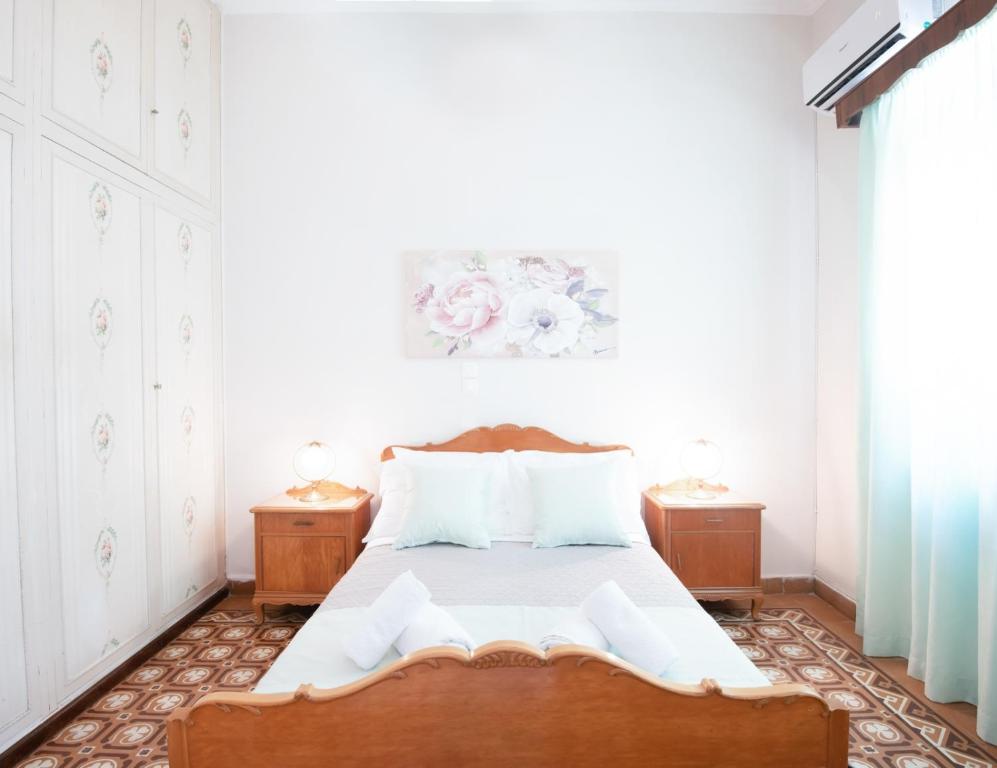 een slaapkamer met een bed en twee nachtkastjes bij Best House, Marina Home, Athens Avenue, Patra in Patra