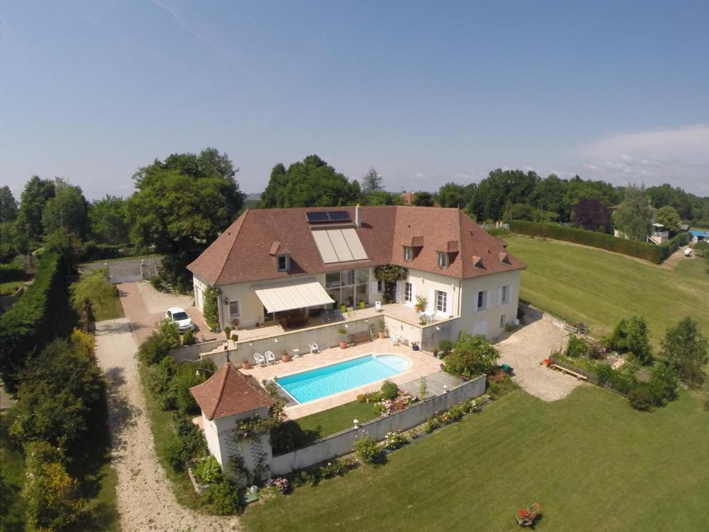 an aerial view of a house with a swimming pool at La Maison du Parc in Saint-Raphaël