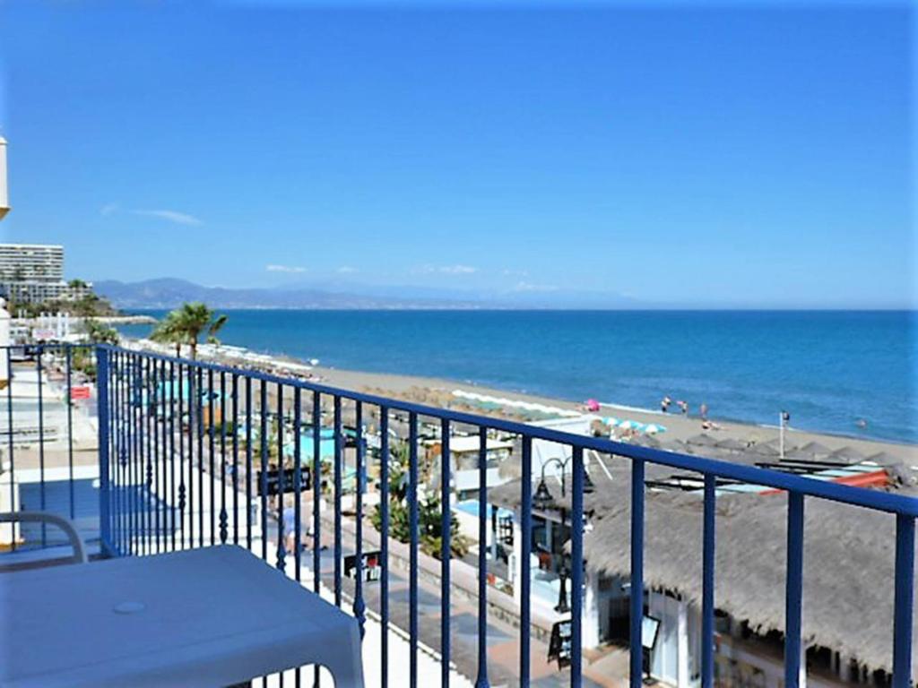 balcón con vistas a la playa y al océano en Bleu Mare Apartment, en Torremolinos