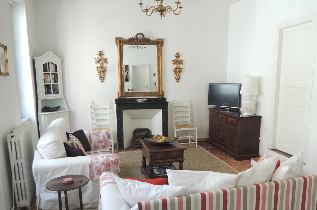 a living room with a fireplace and a mirror at Limoux Vacances in Limoux