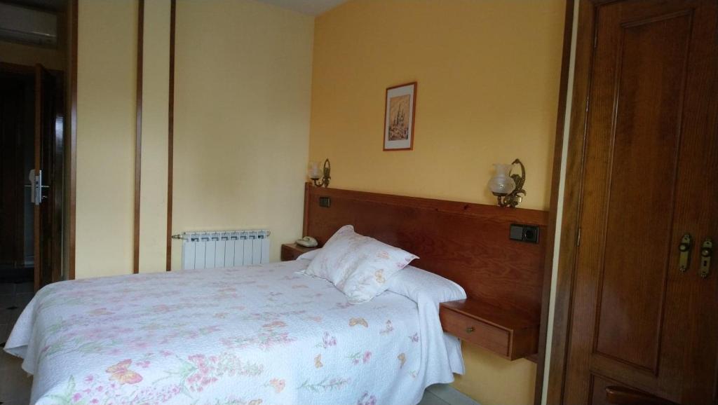 Postel nebo postele na pokoji v ubytování Hostal Don Jaime I y II