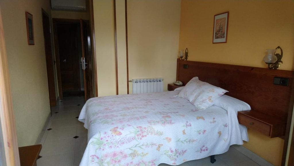 Postel nebo postele na pokoji v ubytování Hostal Don Jaime I y II