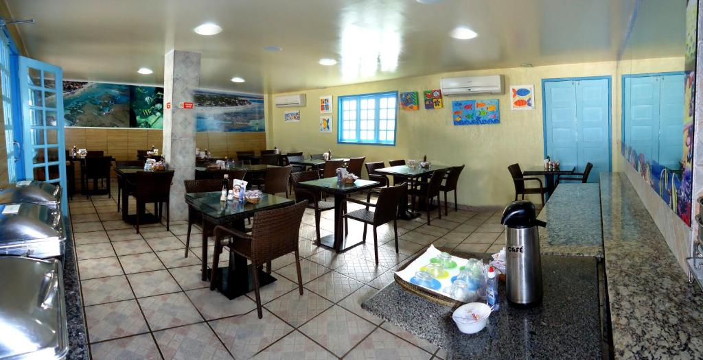 ein Esszimmer mit Tischen und Stühlen in einem Restaurant in der Unterkunft Beira Mar Porto de Galinhas Hotel in Porto De Galinhas