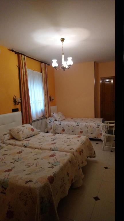 Postel nebo postele na pokoji v ubytování Hostal Don Jaime I y II