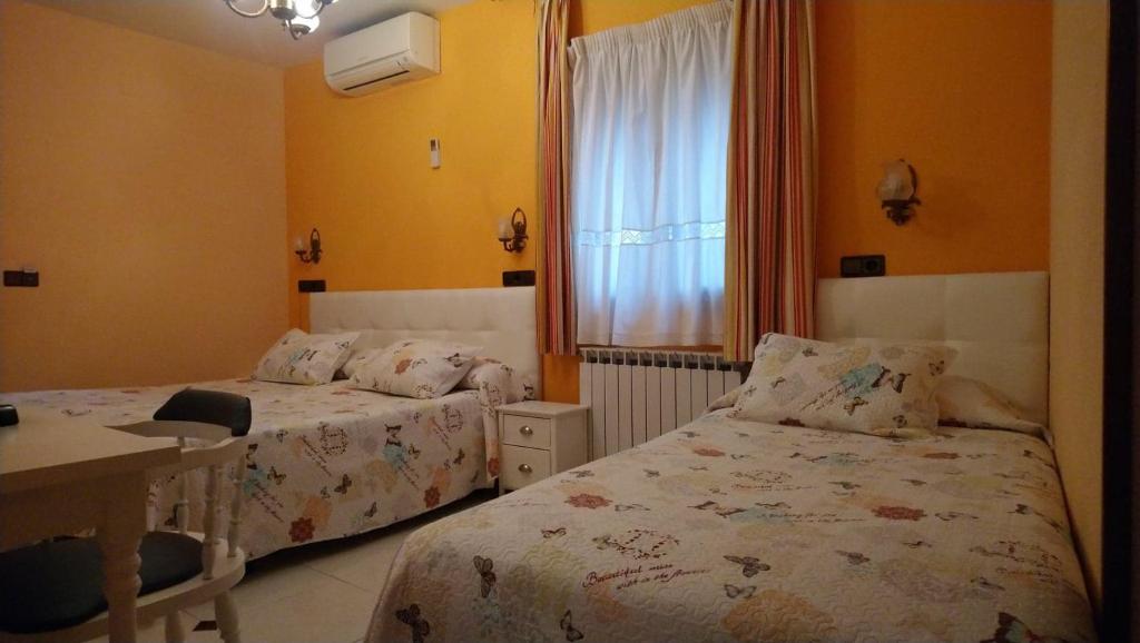 Postel nebo postele na pokoji v ubytování Hostal Don Jaime I y II