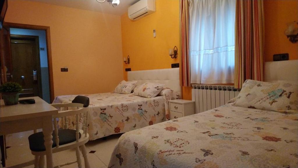 Postel nebo postele na pokoji v ubytování Hostal Don Jaime I y II
