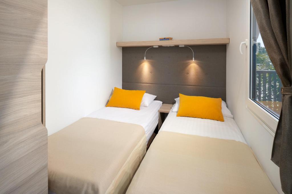 Postel nebo postele na pokoji v ubytování Medora Orbis Mobile Homes & Glamping