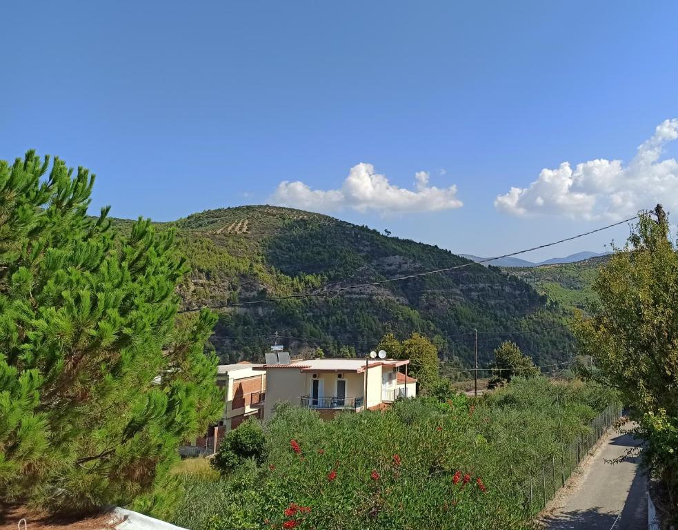 Gallery image of Karyes Kyparissía Home in Kariaí