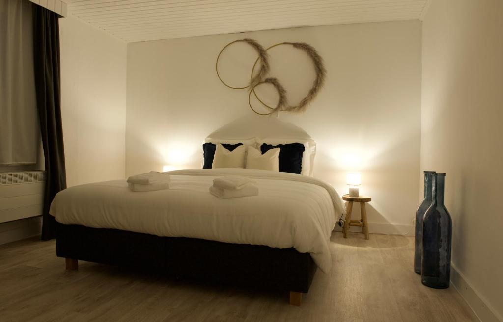 ein Schlafzimmer mit einem großen Bett mit einem Bereich an der Wand in der Unterkunft Vakantiewoning Oudsbergen in Opglabbeek