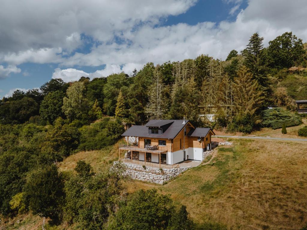 una vista aérea de una casa en una colina en Edersee-Chalet en Waldeck