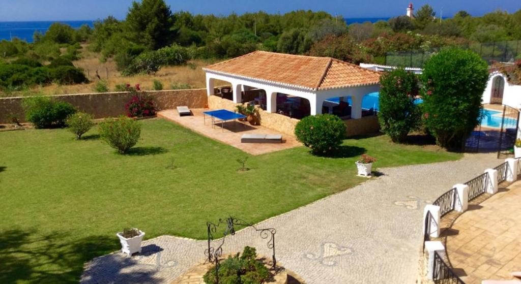 una pequeña casa con un patio con piscina en Villa Chanteria Carvoeiro fabulous 7 bedroom 7 bathroom villa with AC short walk to the beach, en Carvoeiro
