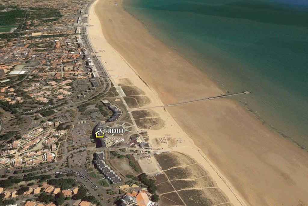 une vue aérienne d'une plage et de l'océan dans l'établissement Studio Bord de Mer, à Saint-Jean-de-Monts